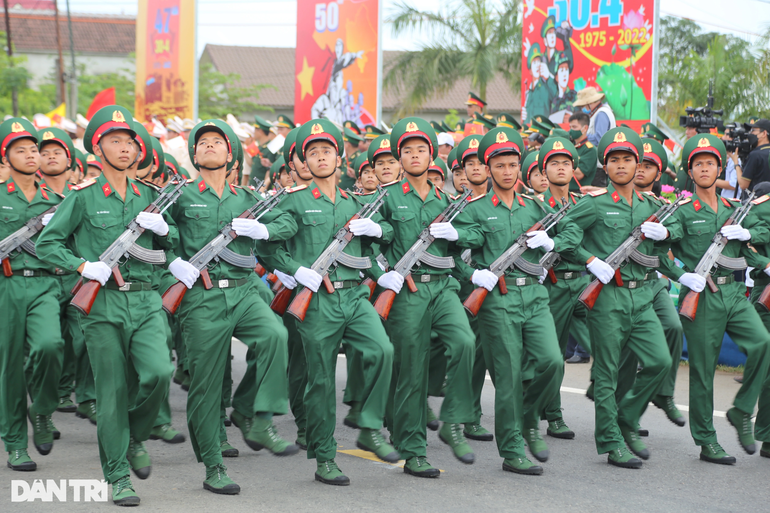 Thiêng liêng Lễ thượng cờ và diễu binh tại Vĩ tuyến 17 - 8 Thiêng liêng Lễ thượng cờ và diễu binh tại Vĩ tuyến 17 - 8