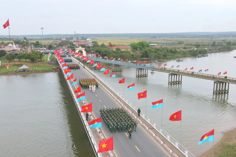 Thiêng liêng Lễ thượng cờ và diễu binh tại Vĩ tuyến 17 - 10 Thiêng liêng Lễ thượng cờ và diễu binh tại Vĩ tuyến 17 - 10