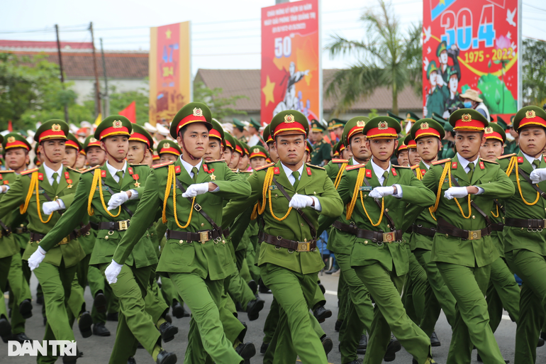 Thiêng liêng Lễ thượng cờ và diễu binh tại Vĩ tuyến 17 - 13 Thiêng liêng Lễ thượng cờ và diễu binh tại Vĩ tuyến 17 - 13