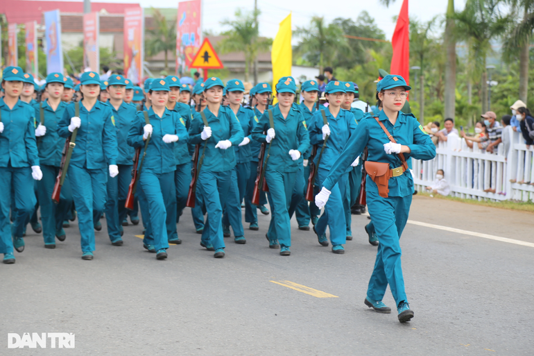 Thiêng liêng Lễ thượng cờ và diễu binh tại Vĩ tuyến 17 - 16 Thiêng liêng Lễ thượng cờ và diễu binh tại Vĩ tuyến 17 - 16
