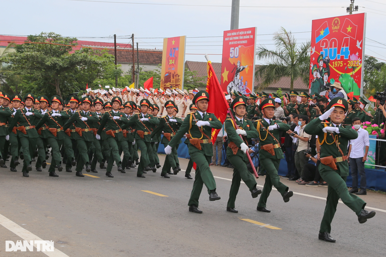 Thiêng liêng Lễ thượng cờ và diễu binh tại Vĩ tuyến 17 - 7 Thiêng liêng Lễ thượng cờ và diễu binh tại Vĩ tuyến 17 - 7