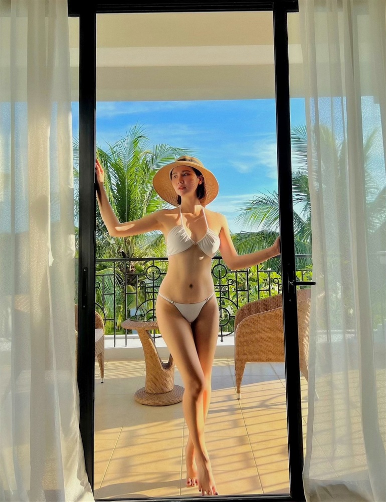 Huyền Lizzie Thương ngày nắng về nóng bỏng với bikini - 2 Huyền Lizzie Thương ngày nắng về nóng bỏng với bikini - 2