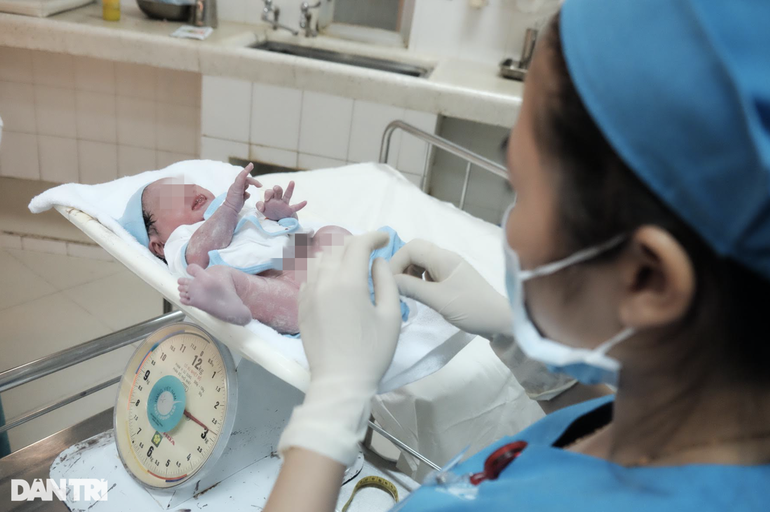 Mẹ không cho con thở máy để thuận tự nhiên, bé mới sinh ở TPHCM nguy kịch - 1 Mẹ không cho con thở máy để thuận tự nhiên, bé mới sinh ở TPHCM nguy kịch - 1