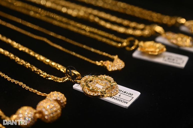 Chưa từng có: Giá vàng ở Việt Nam chênh thế giới gần 18,8 triệu đồng/lượng - 1