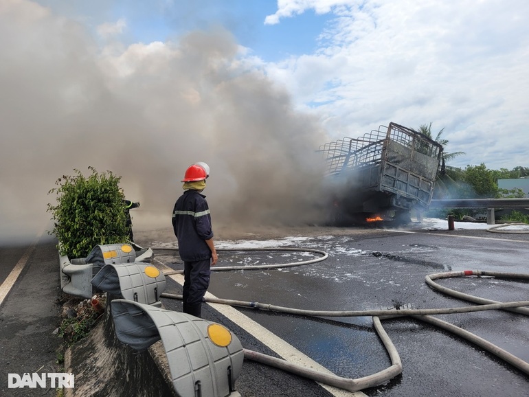 Fire as intense as a wall of smoke and fire on ho chi minh city highway - Trung Luong - 4