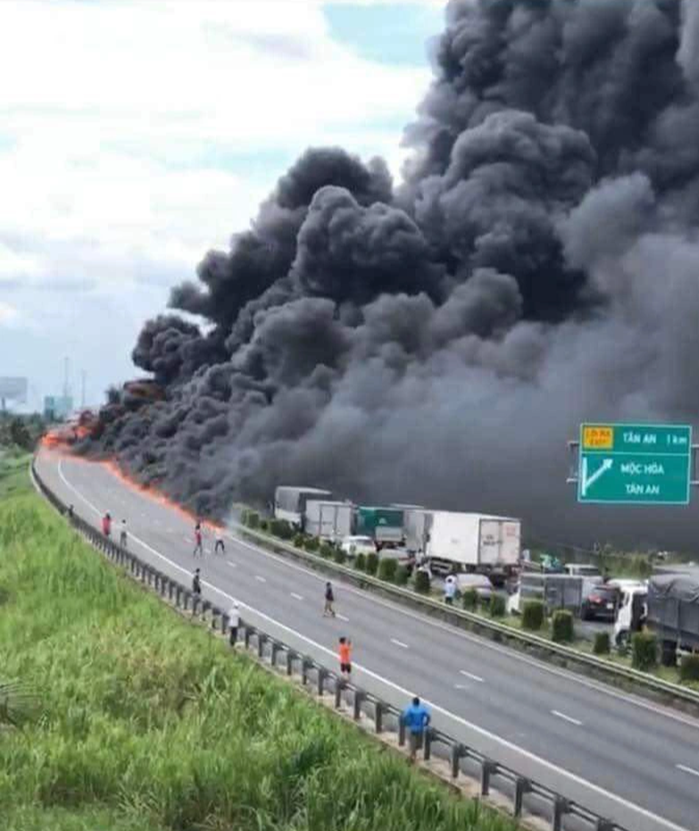 Fire as intense as a wall of smoke and fire on the highway Ho Chi Minh City - Trung Luong - 3