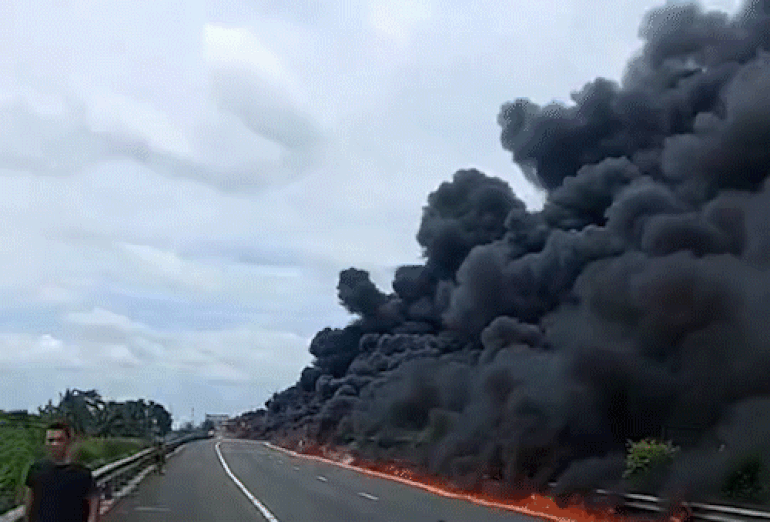 Fire as intense as a wall of smoke and fire on the highway Ho Chi Minh City - Trung Luong - 1