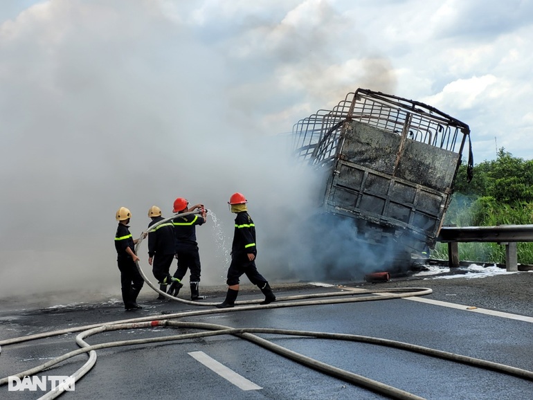 Fire as intense as a wall of smoke and fire on the highway Ho Chi Minh City - Trung Luong - 5