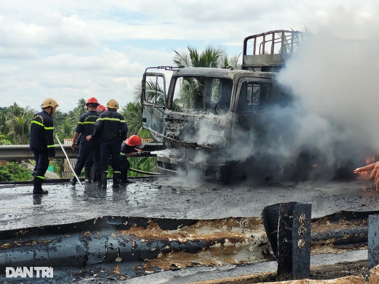 Fire as intense as a wall of smoke on the highway Ho Chi Minh City - Trung Luong - 2