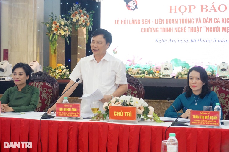 Hơn 100 người từ TPHCM trình diễn áo dài tại Lễ hội Làng Sen