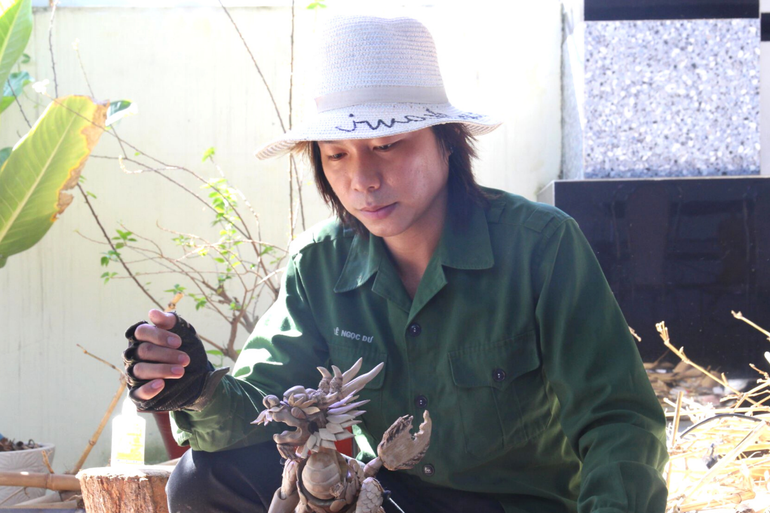 Admire the unique stork wind chimes of Tay Ninh boys - 1