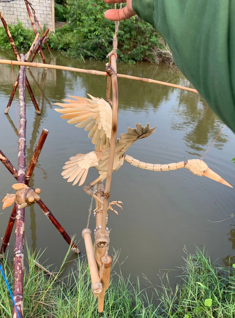 Admire the unique stork wind chimes of Tay Ninh boys - 2