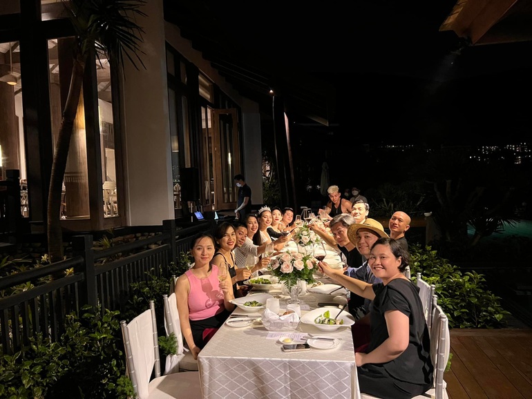 Cô dâu Ngô Thanh Vân vui vẻ cùng hội bạn trong tiệc độc thân trước đám cưới