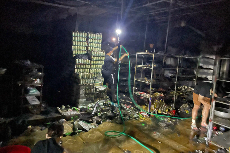 Nhà cháy lúc nửa đêm, vợ chồng phá cửa đưa 3 con thoát thân