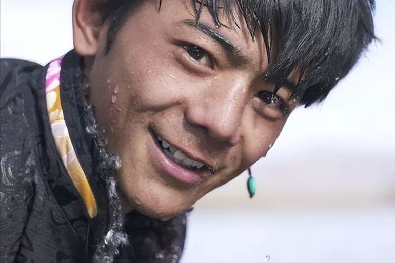 Từ chàng chăn bò, hotboy Tây Tạng đổi khác sau 2 năm trở thành ngôi sao - 4