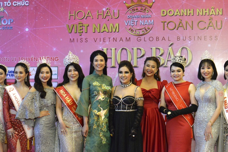 Hoa hậu Ngọc Hân diện áo dài nền nã vẫn nổi bật tại sự kiện