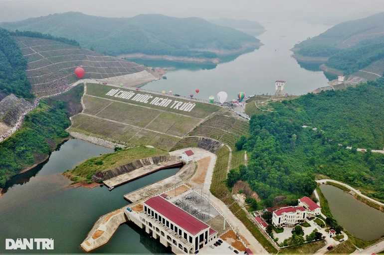 Bay khinh khí cầu ở nơi phát hiện loài Sao la đầu tiên trên thế giới