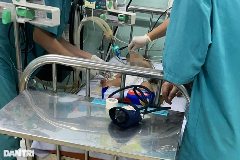 Cha mẹ phụ hồ đưa con lên TPHCM, mới được 1 tuần bé gái lọt cống tử vong - 1