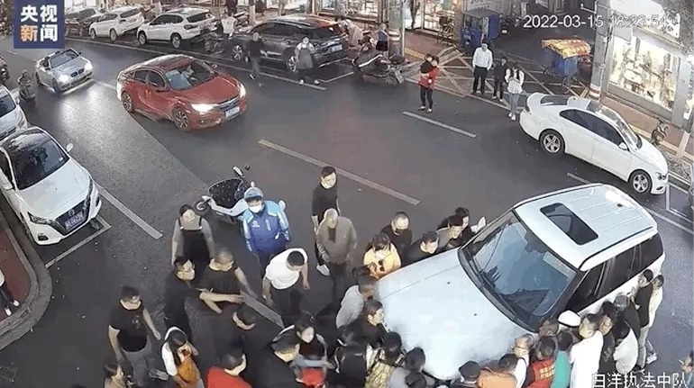 Heart-stopping scene of crazy car rushing onto the sidewalk, quick-witted father saves his son from escaping - 4