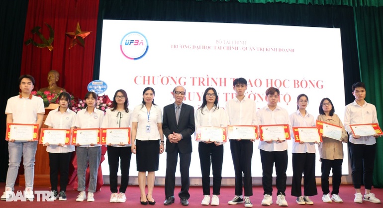 Mẹ đã khóc khi em được nhận học bổng Nguyễn Trường Tộ! - 5 Mẹ đã khóc khi em được nhận học bổng Nguyễn Trường Tộ! - 5