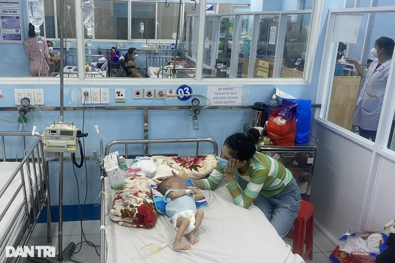 Trẻ mắc tay chân miệng ở TPHCM tăng báo động, một tuần phát hiện 420 ca - 1 Trẻ mắc tay chân miệng ở TPHCM tăng báo động, một tuần phát hiện 420 ca - 1