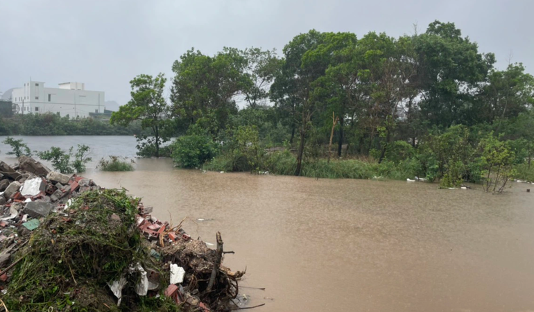 Mưa lớn kéo dài từ sáng đến trưa, nhiều tuyến đường ở Quảng Ninh ngập nặng - 4 Mưa lớn kéo dài từ sáng đến trưa, nhiều tuyến đường ở Quảng Ninh ngập nặng - 4