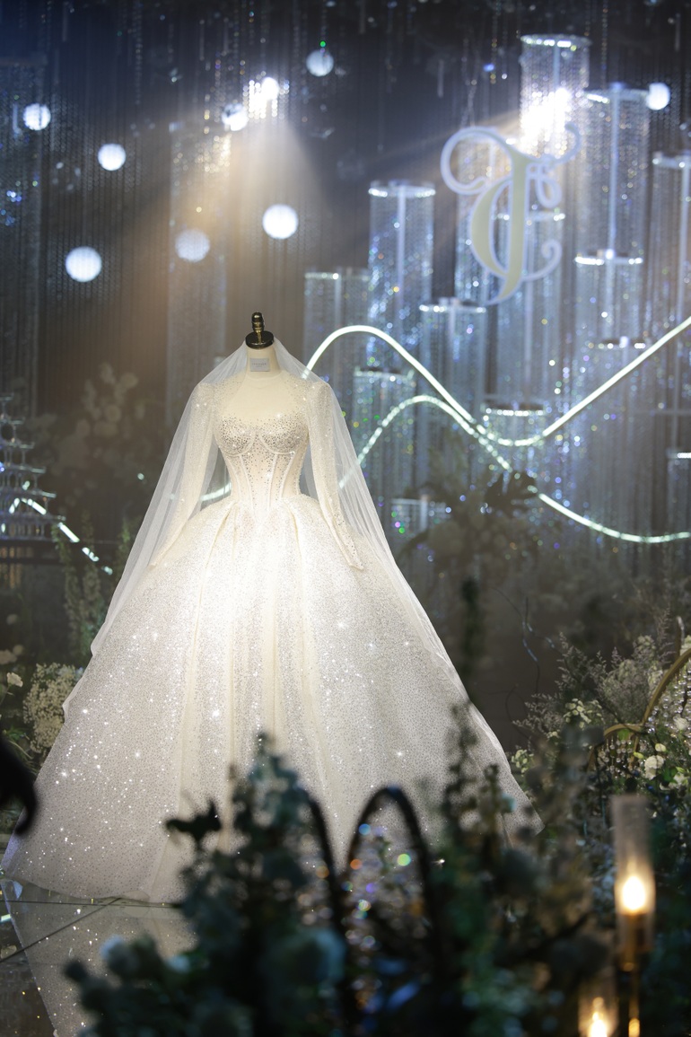 Đám cưới của Hà Đức Chinh: Chi 2 tỷ đồng trang trí tiệc, thiết kế váy
