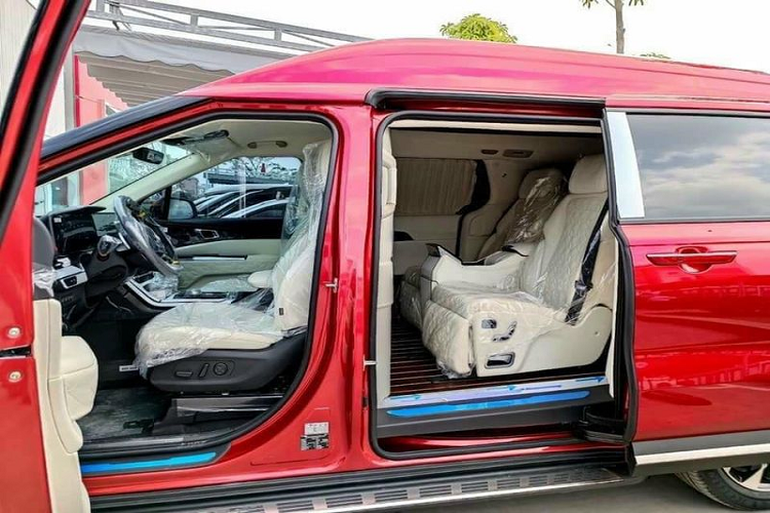 Khách mua Kia Carnival Royal cần đặt cọc 300 triệu đồng, chờ tới nửa năm - 2