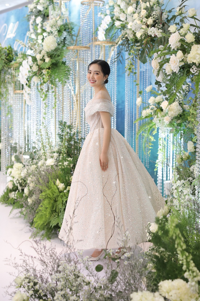 Đám cưới của Hà Đức Chinh: Chi 2 tỷ đồng trang trí tiệc, thiết kế váy