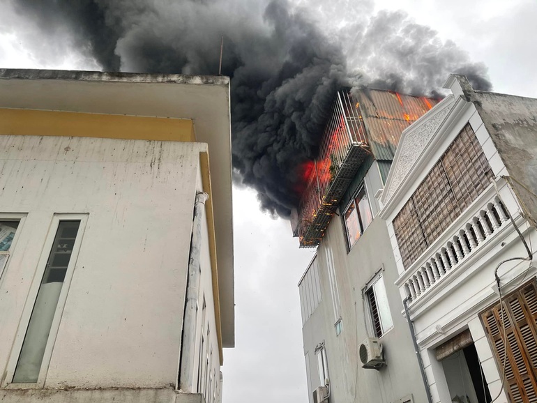 Nhà 5 tầng ở Hà Nội bốc cháy ngùn ngụt - 1