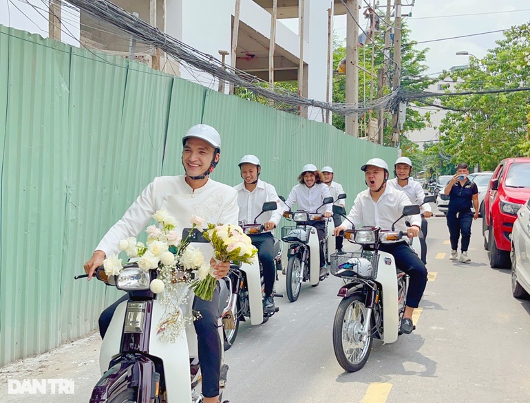 Mạc Văn Khoa gây xôn xao khi dẫn đoàn Dream chiến đến lễ đính hôn