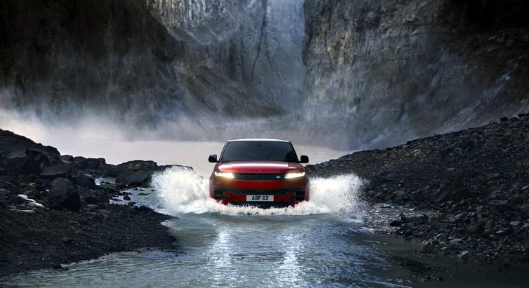 Range Rover Sport mới ra mắt bằng màn trình diễn ngoạn mục