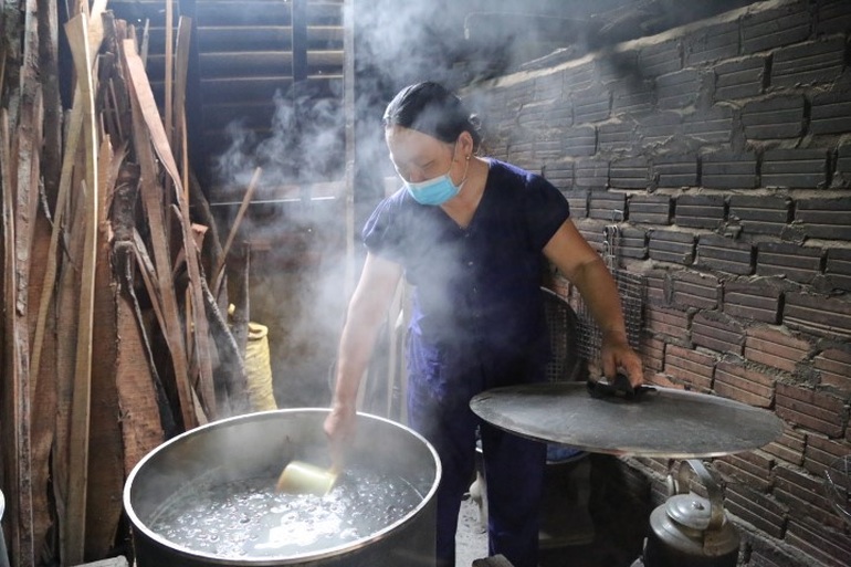 Snail shop has smoked for nearly 3 decades in Hoi An, the owner sells more than half a ton a day - 5