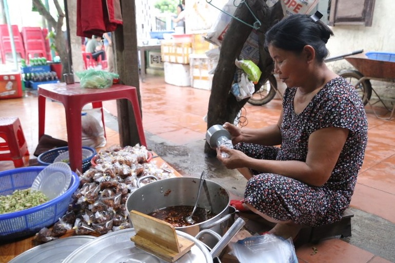 The snail shop has smoked for nearly 3 decades in Hoi An, the owner sells more than half a ton a day - 7