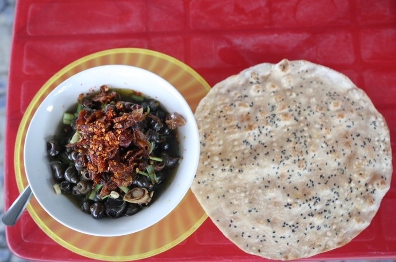 The snail shop has smoked for nearly 3 decades in Hoi An, the owner sells more than half a ton a day - 9