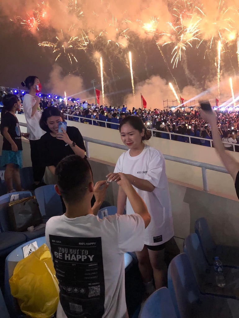 Bất ngờ đêm khai mạc SEA Games: Cặp đôi cầu hôn ngay khi bắn pháo hoa - 1