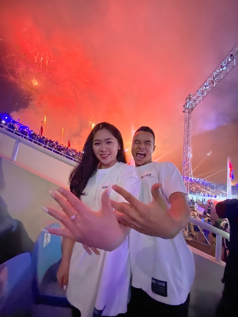 Bất ngờ đêm khai mạc SEA Games: Cặp đôi cầu hôn ngay khi bắn pháo hoa - 2