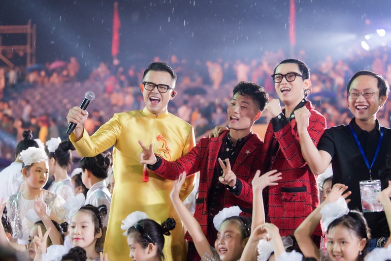 SEA Games 31: MC Đức Bảo kể bí mật sau màn chào bằng 11 thứ tiếng gây sốt - 7 SEA Games 31: MC Đức Bảo kể bí mật sau màn chào bằng 11 thứ tiếng gây sốt - 7