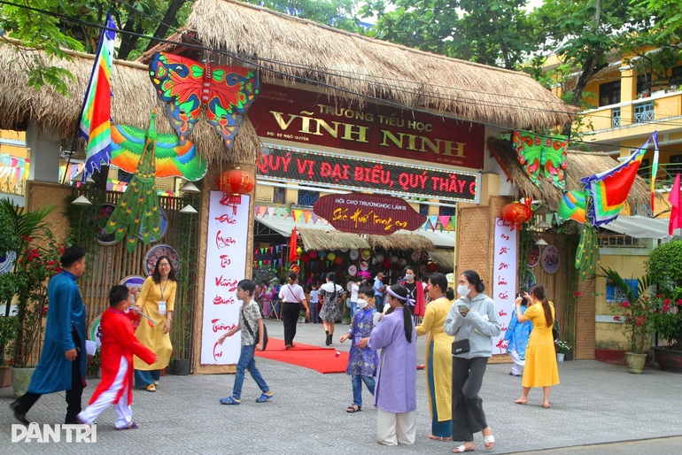 Học sinh tiểu học mặc áo dài, say sưa với đồ chơi cổ truyền - 2 Học sinh tiểu học mặc áo dài, say sưa với đồ chơi cổ truyền - 2