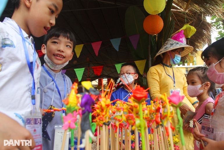 Học sinh tiểu học mặc áo dài, say sưa với đồ chơi cổ truyền - 5 Học sinh tiểu học mặc áo dài, say sưa với đồ chơi cổ truyền - 5