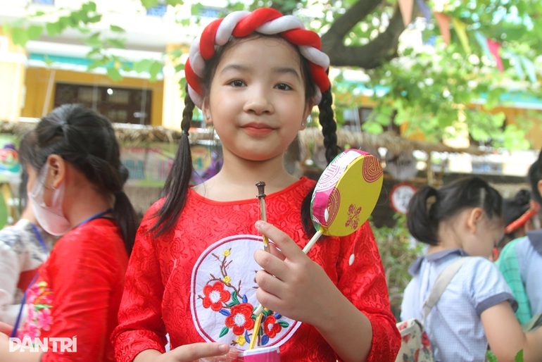 Học sinh tiểu học mặc áo dài, say sưa với đồ chơi cổ truyền - 6 Học sinh tiểu học mặc áo dài, say sưa với đồ chơi cổ truyền - 6