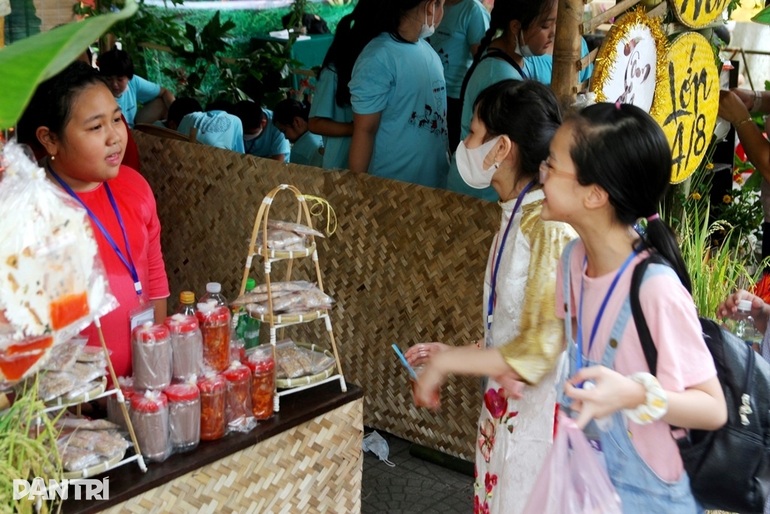 Học sinh tiểu học mặc áo dài, say sưa với đồ chơi cổ truyền - 7 Học sinh tiểu học mặc áo dài, say sưa với đồ chơi cổ truyền - 7