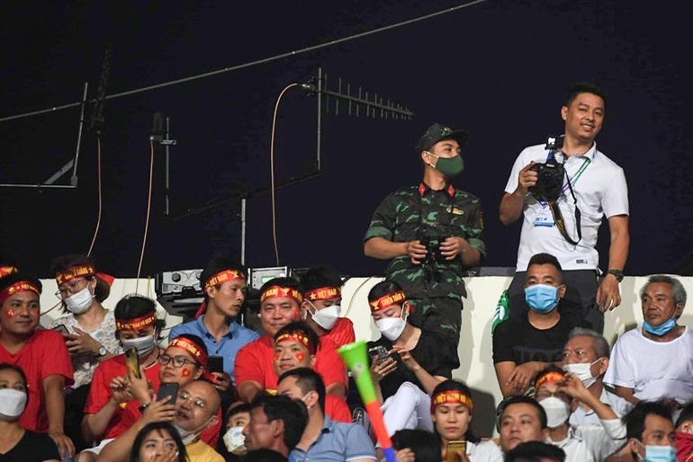 Flycam lạ bị dọa bắn hạ ở trận đấu giữa U23 Việt Nam và Myanmar | Báo Dân  trí