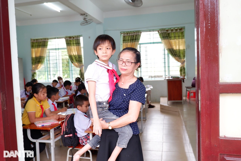 Cảm phục nữ sinh 4 năm cõng bạn khuyết tật đến trường - 1 Cảm phục nữ sinh 4 năm cõng bạn khuyết tật đến trường - 1