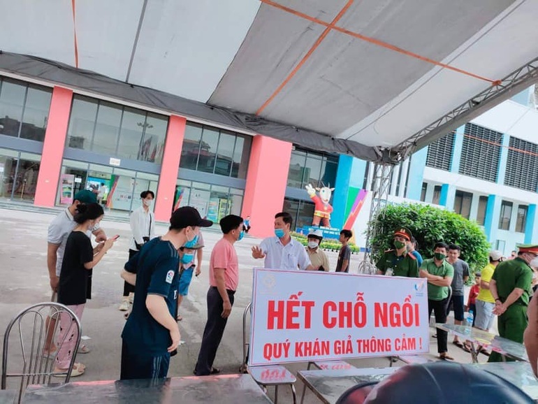 Hàng nghìn CĐV xếp hàng, sân Cẩm Phả cháy chỗ ngồi xem tuyển nữ Việt Nam - 2