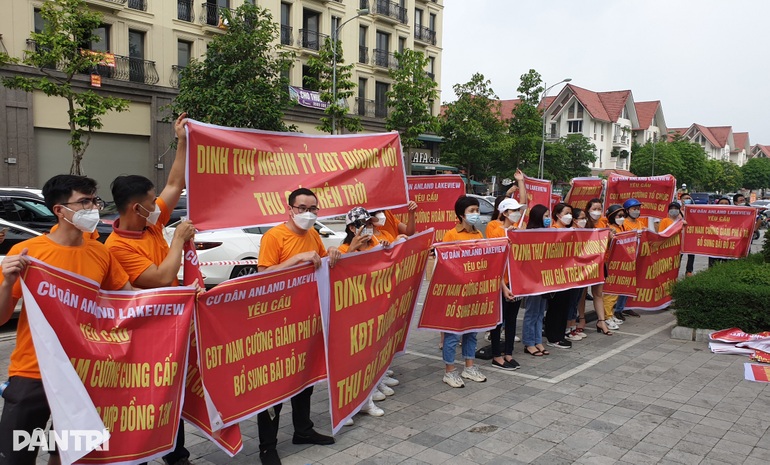 Phản đối phí gửi xe cao, cư dân chung cư đồng loạt căng băng rôn - 1 Phản đối phí gửi xe cao, cư dân chung cư đồng loạt căng băng rôn - 1