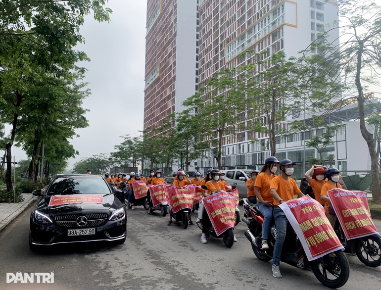 Phản đối phí gửi xe cao, cư dân chung cư đồng loạt căng băng rôn - 2 Phản đối phí gửi xe cao, cư dân chung cư đồng loạt căng băng rôn - 2