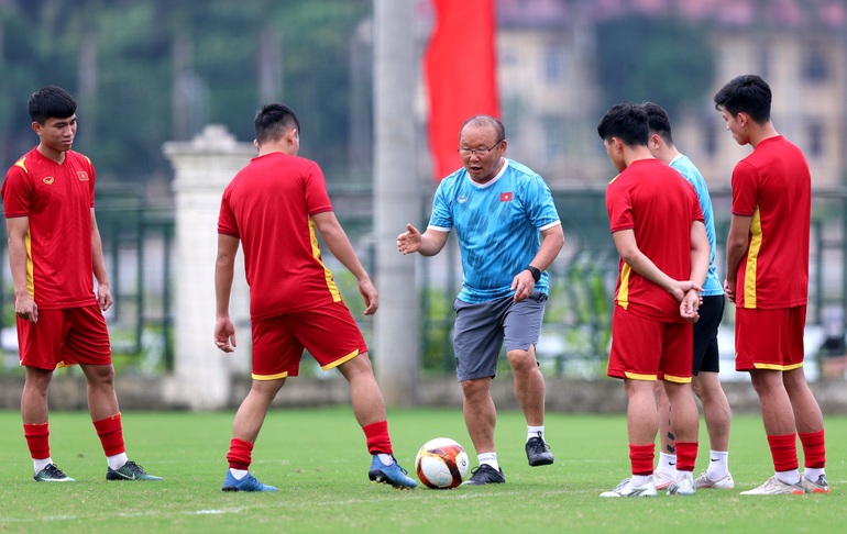 HLV Park Hang Seo gặp riêng nhiều cầu thủ trước trận gặp Timor Leste - 1