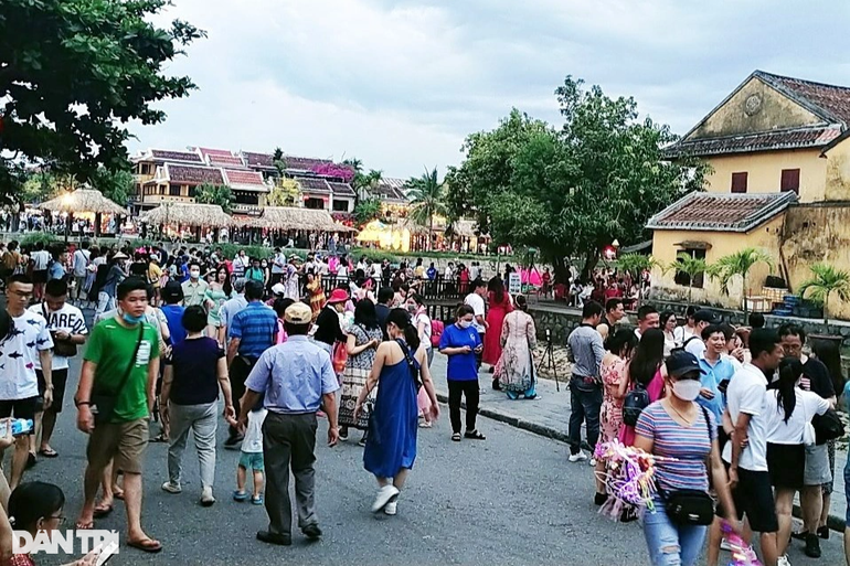 Hàng nghìn du khách đổ về phố cổ Hội An mừng đại lễ Phật đản 2022 - 2