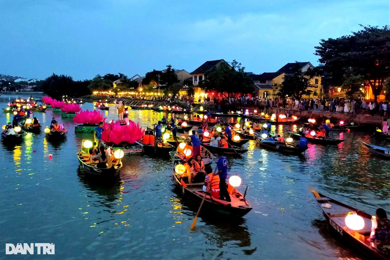 Hàng nghìn du khách đổ về phố cổ Hội An mừng đại lễ Phật đản 2022 - 5